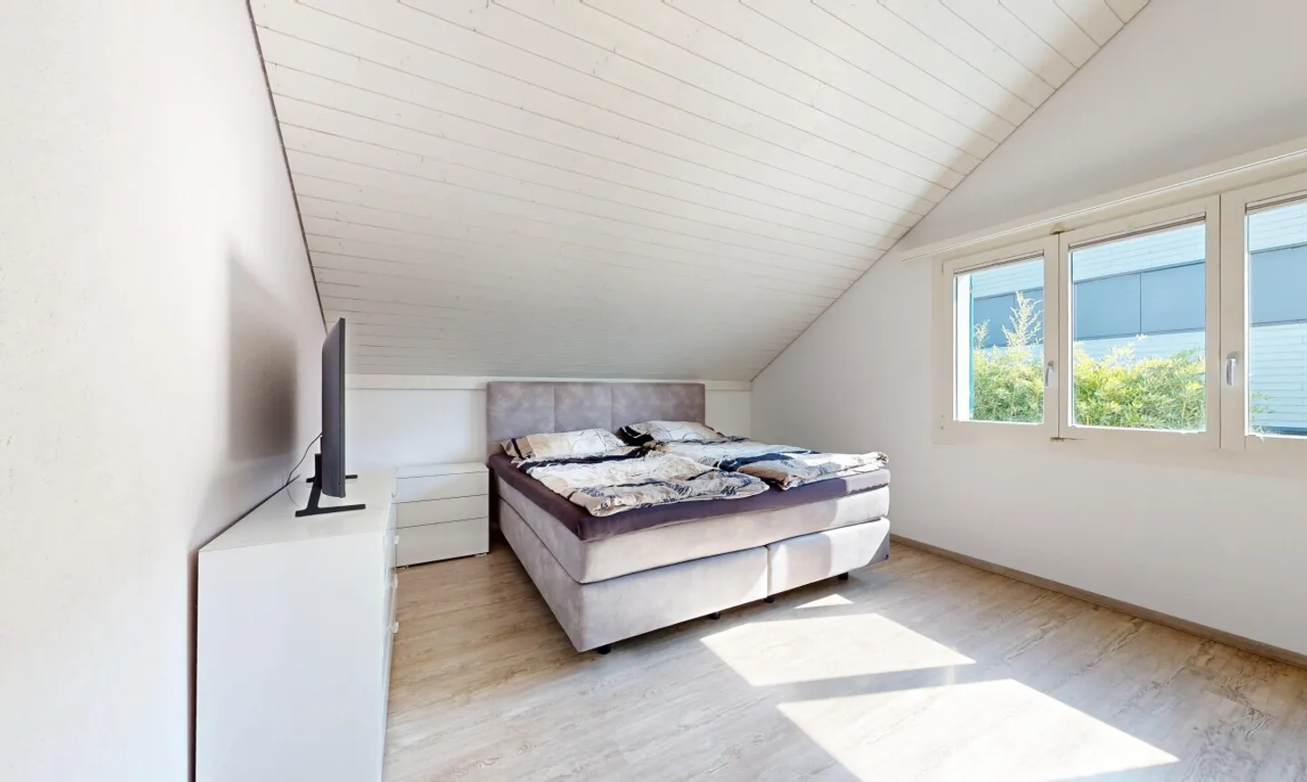 Helle 5.5-Zimmer-Doppelhaushälfte - Foto 9 von 11