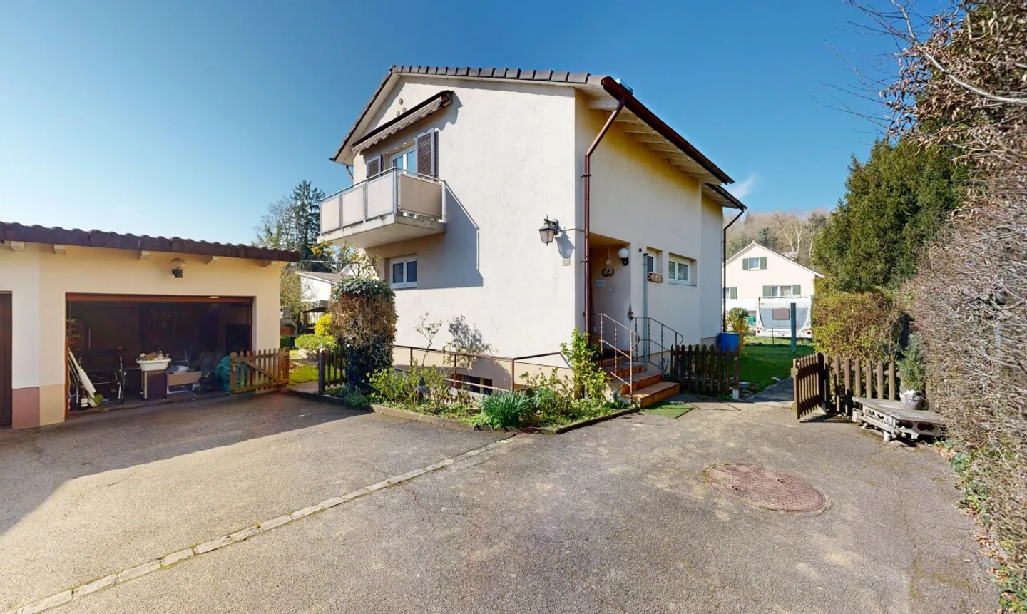 Charming Detached House with Garden - Photo 2 of 11