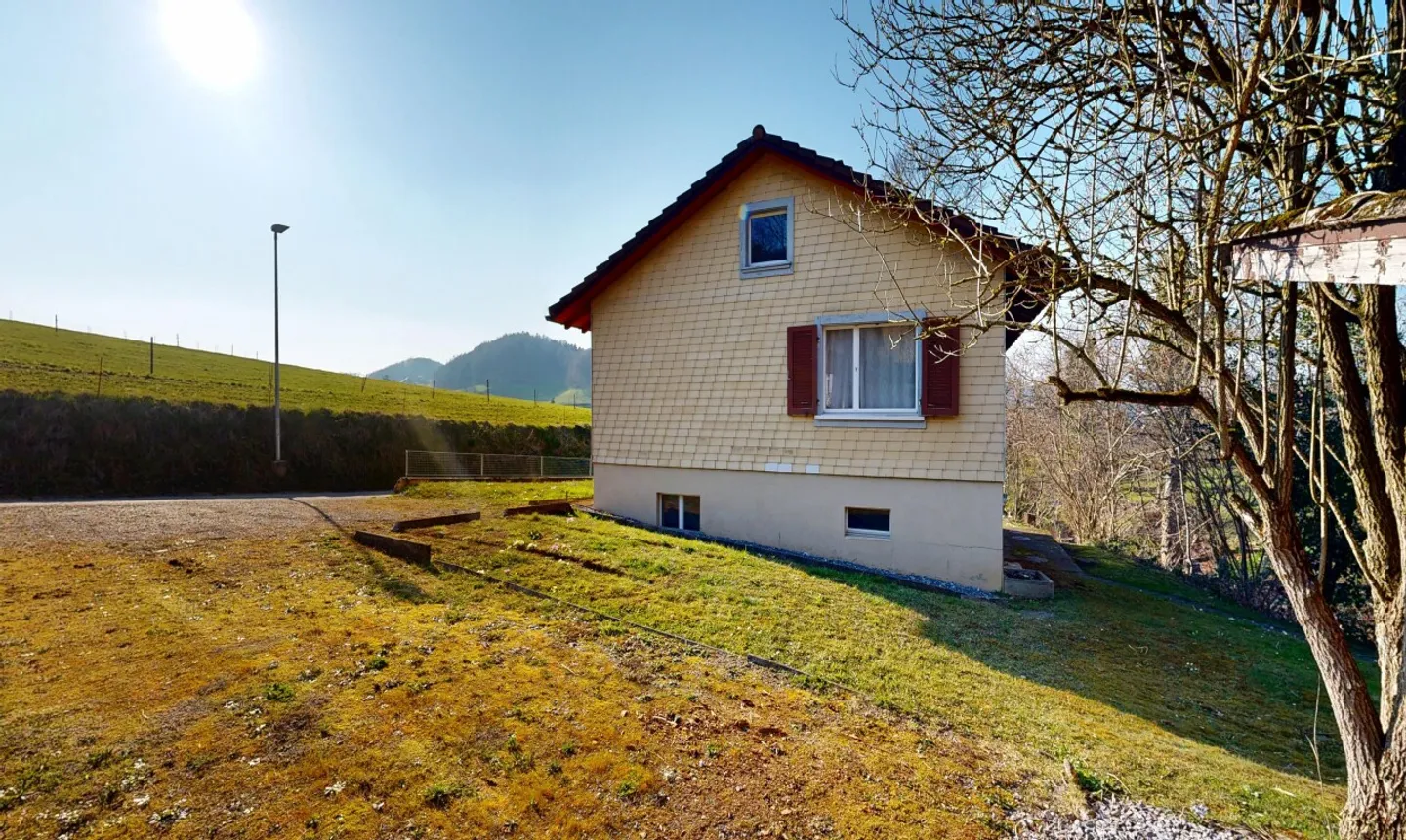 Charming 3.5-room single-family house with great potential in a quiet location - Photo 10 of 11