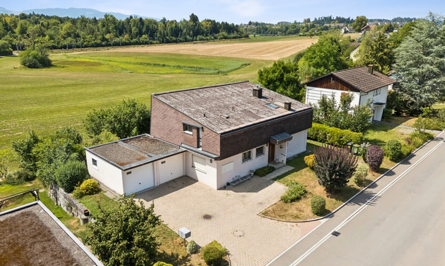 Maison bifamiliale polyvalente avec vue panoramique dégagée - Photo 2 sur 11