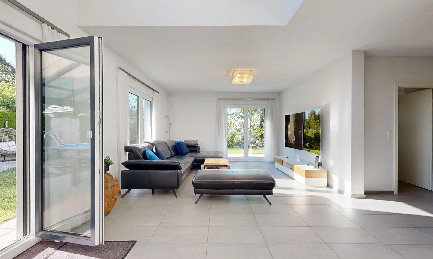 Private Oase: Exklusives 6.5-Zimmer-Einfamilienhaus mit Pool - Photo 4 of 11