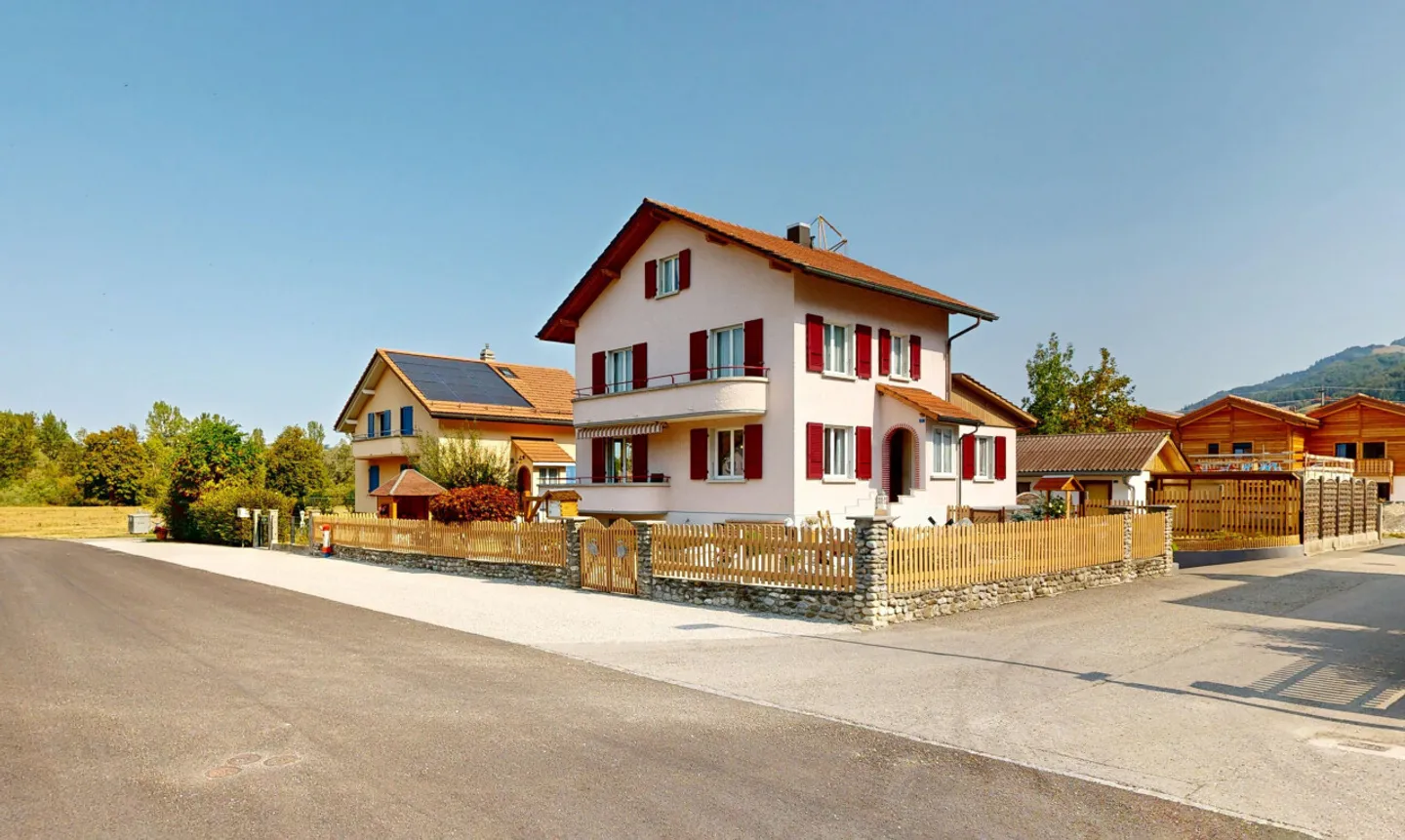 Casa multifamiliare a Broc – 6,5 stanze e grande potenziale - Foto 1 di 11