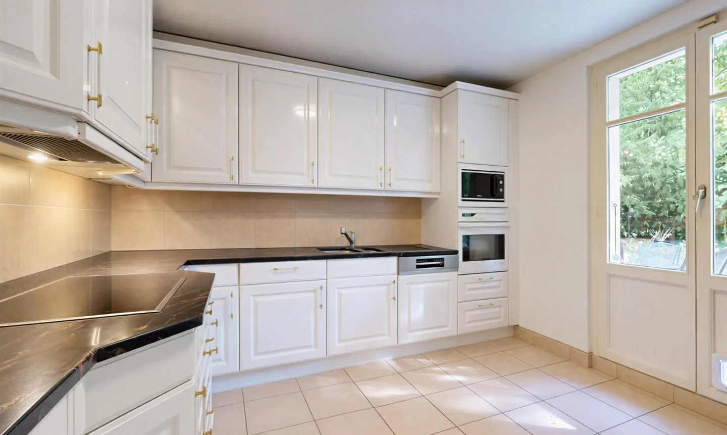 Beautiful family home with garden very well located - Photo 5 of 11