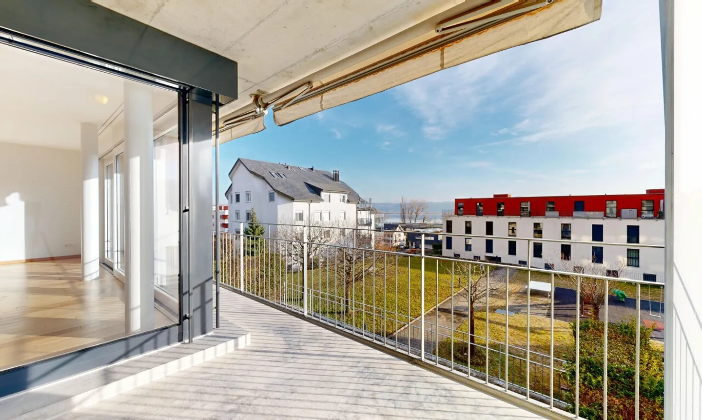 Bel appartement lumineux avec vue sur le lac ! - Photo 2 of 11