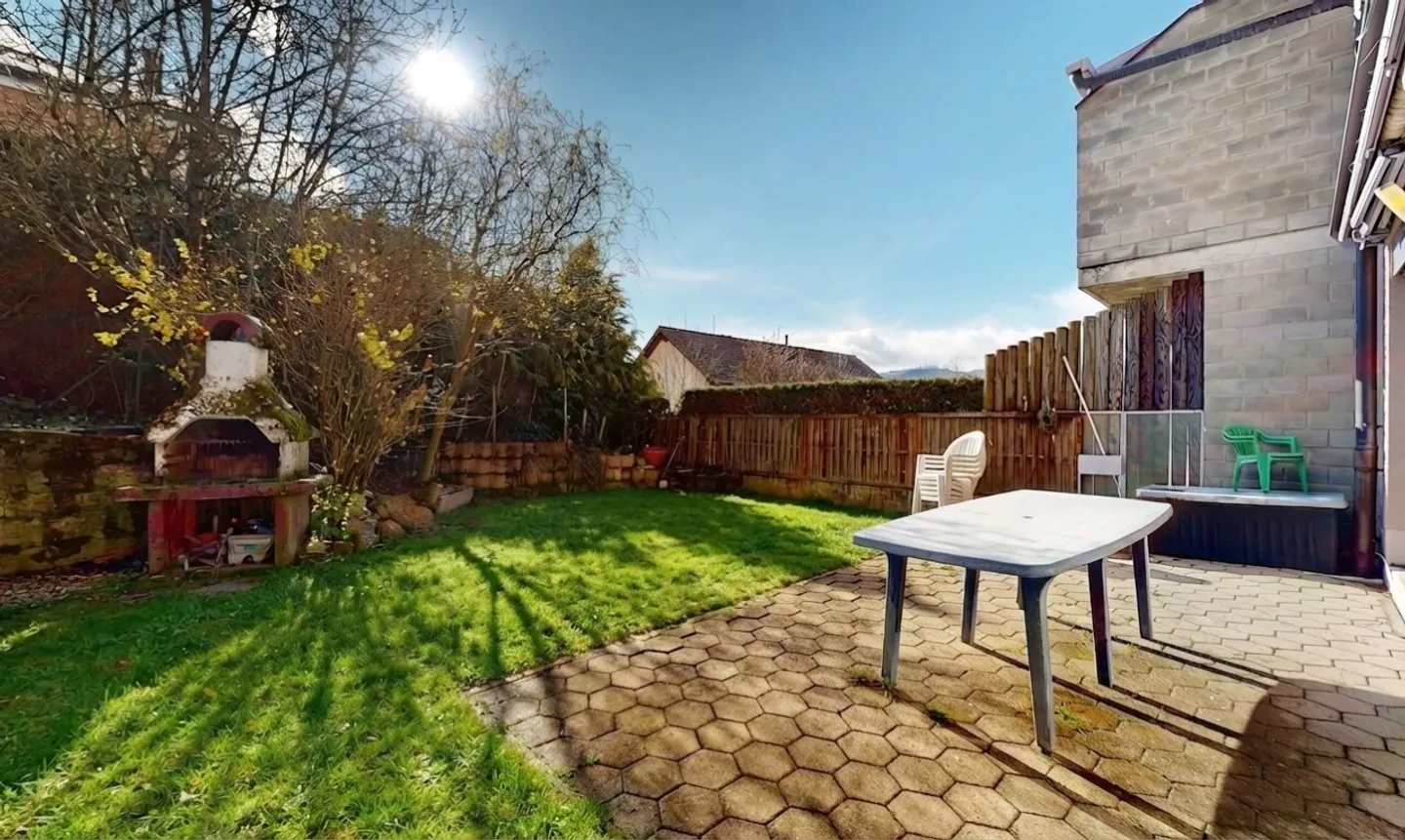Terraced house in a family neighborhood with garden - Photo 1 of 11