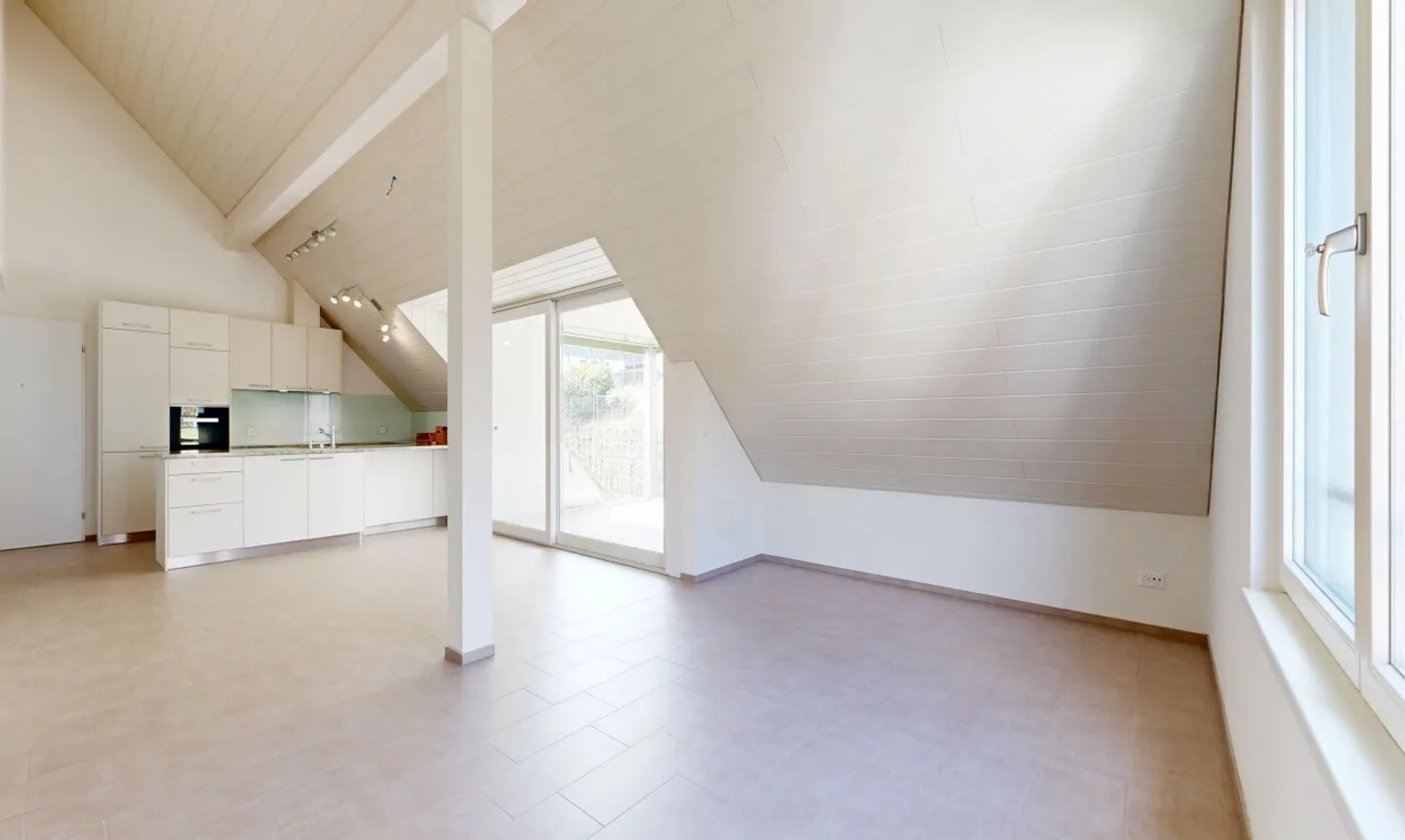 Appartement mansardé de 4.5 pièces comme neuf avec un immense grenier - Photo 1 sur 11