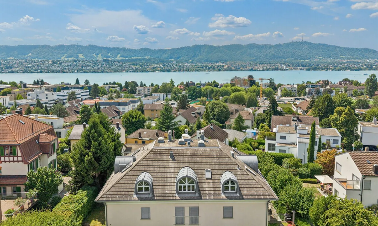 Attico con vista spettacolare sul lago e vista panoramica in una posizione attraente - Foto 1 di 11