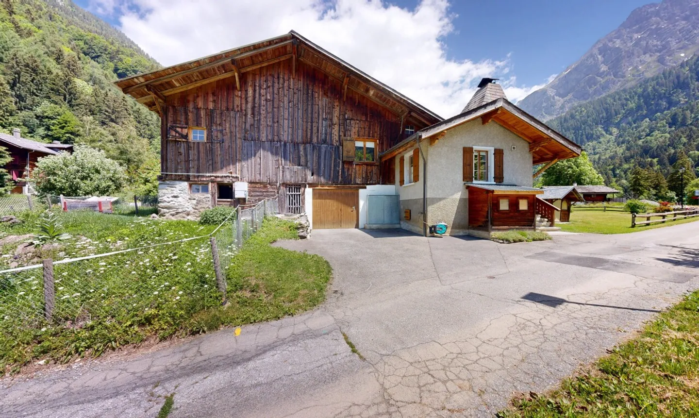 Chalet di carattere: giardino bucolico e potenziale raro - Foto 3 di 13