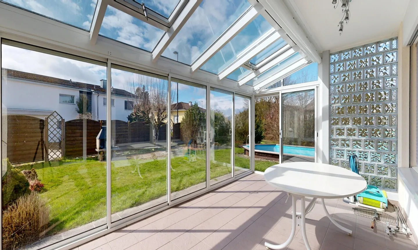 Casa indipendente con piscina e giardino - Foto 3 di 11