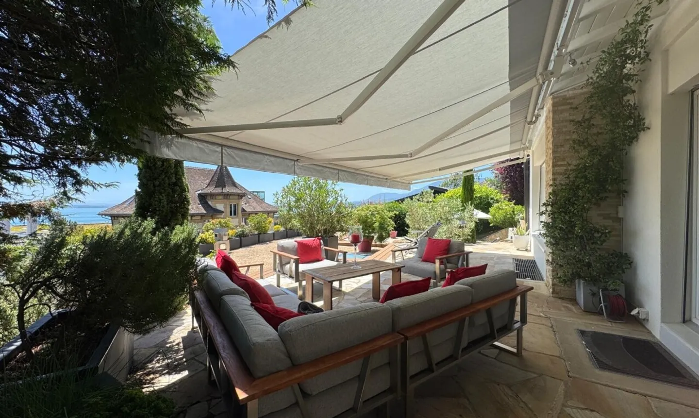 Villa contemporanea eccezionale con piscina e vista sul lago di Neuchâtel - Foto 2 di 11