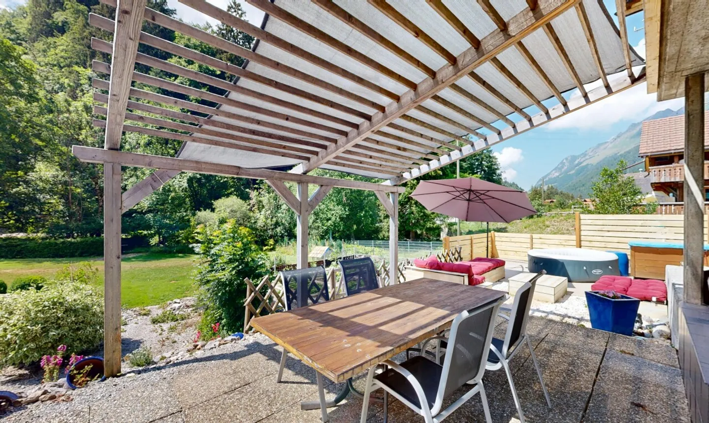 A charming chalet in a green setting - Photo 5 of 11