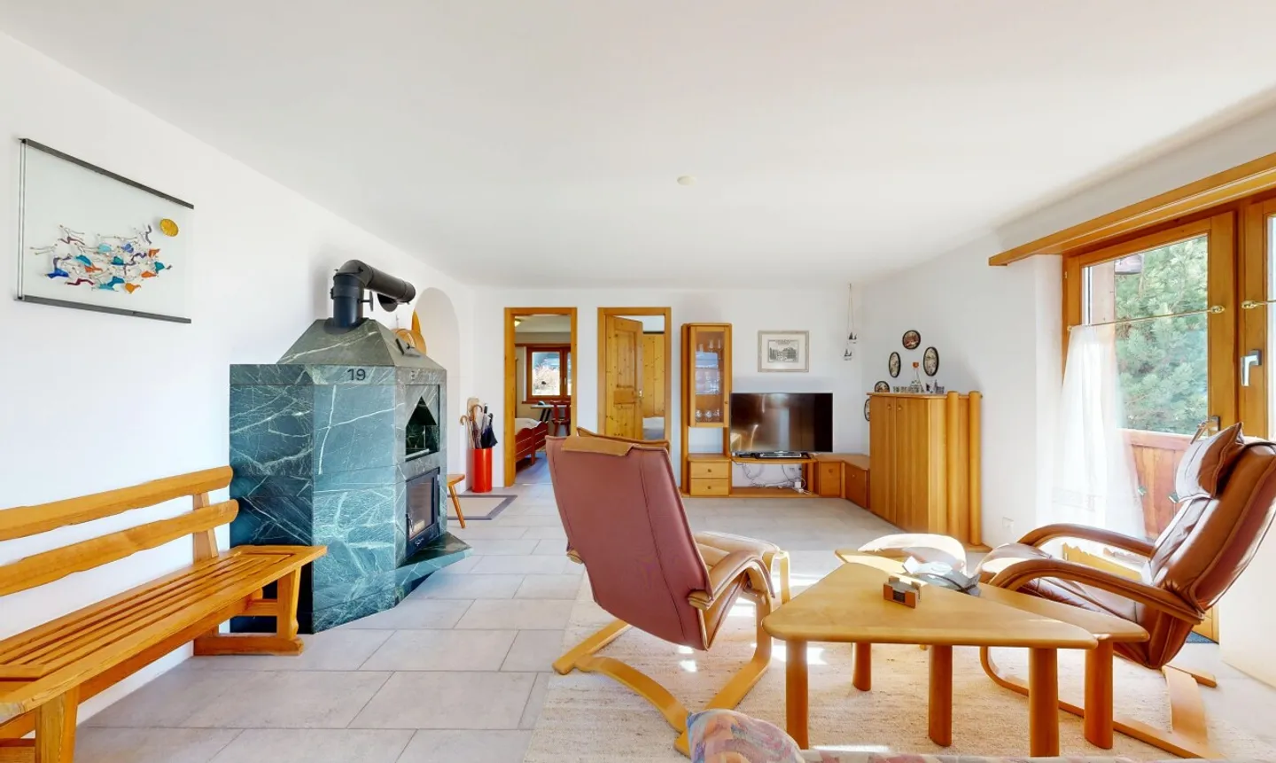 3.5-room apartment with panoramic view & fireplace in Brigels - Photo 4 of 11