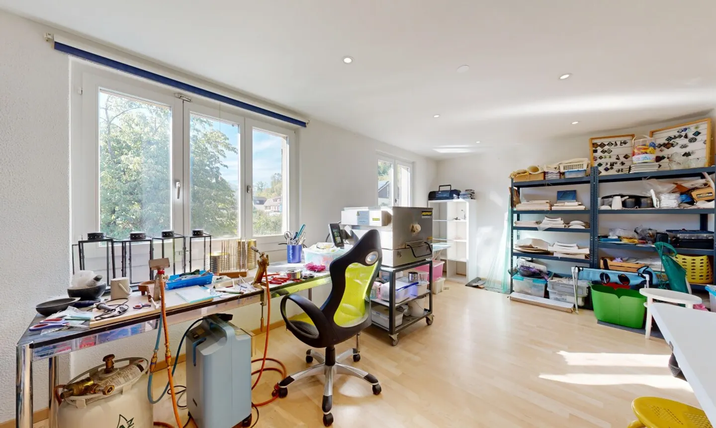 5.5-Room Corner Townhouse with Generous Garden and Far-Reaching Views - Photo 9 of 11