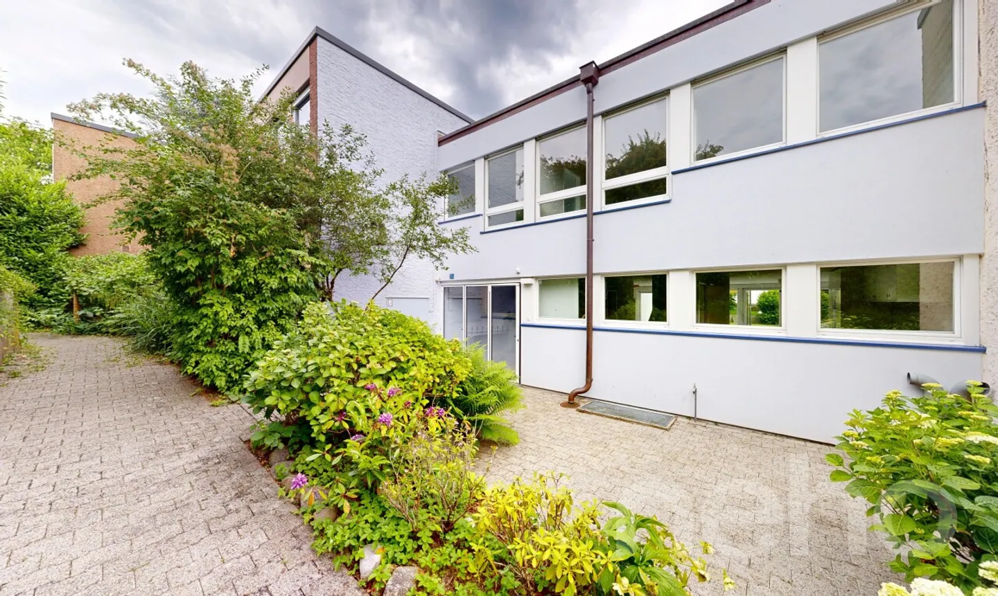 Family-friendly mid-terrace house with conservatory and photovoltaic system - Photo 2 of 11
