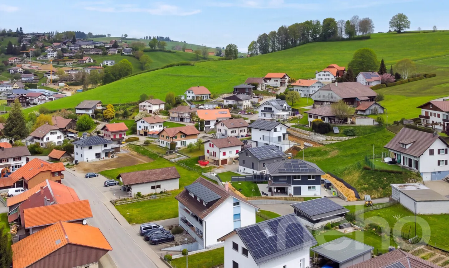 Mehrfamilienhaus im gruenen Plasselb - Foto 4 von 11