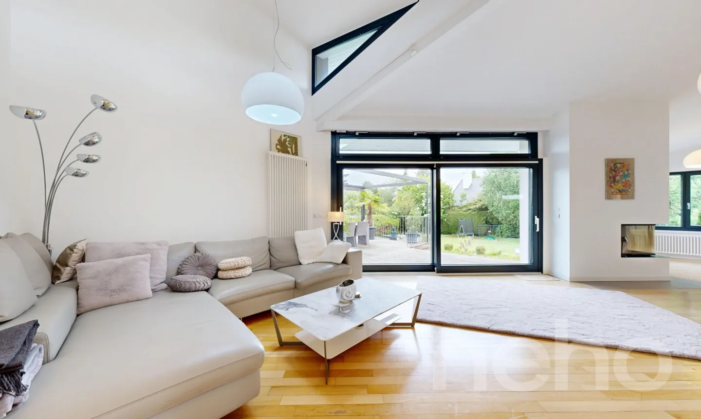 Spacious villa with magnificent volumes, large garden and swimming pool - Photo 2 of 13