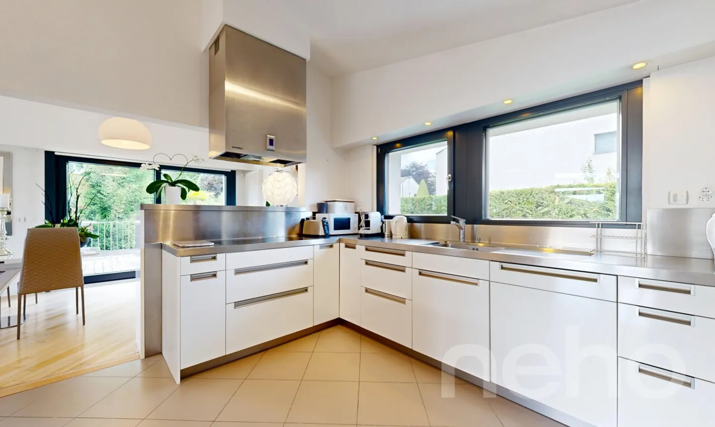 Spacious villa with magnificent volumes, large garden and swimming pool - Photo 11 of 13