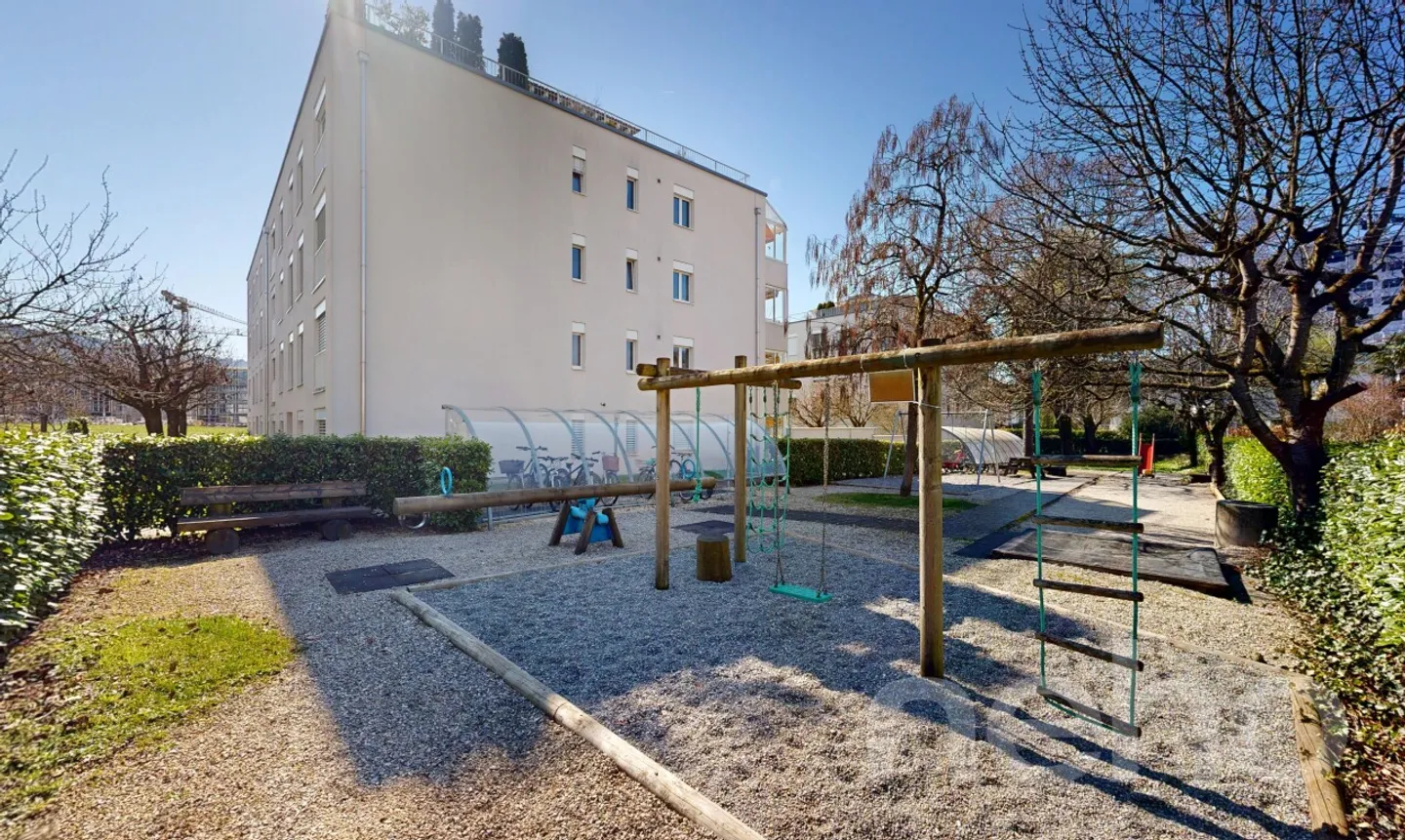 Vie centrale avec équipements modernes et loggia - Photo 2 sur 13