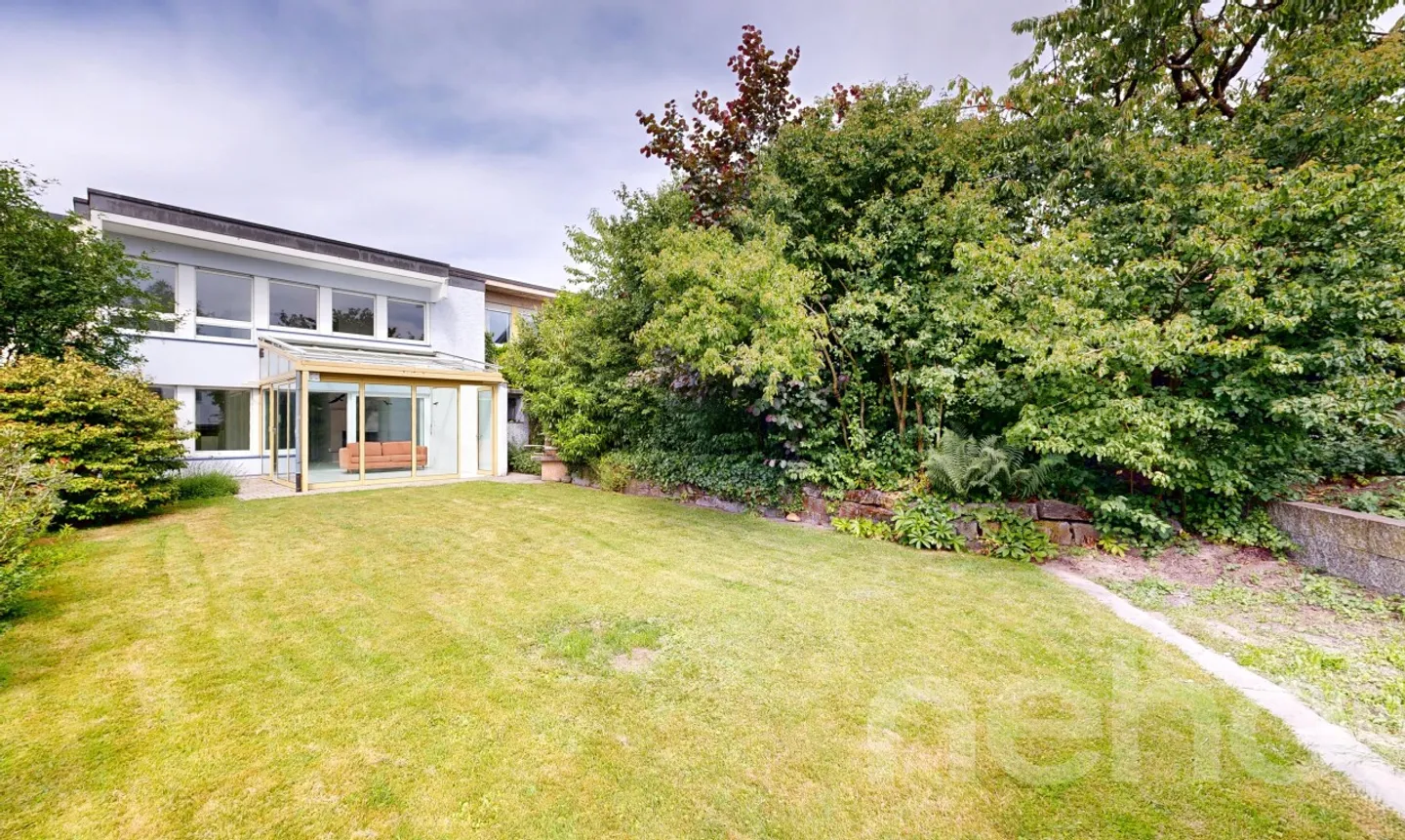 Family-friendly mid-terrace house with conservatory and photovoltaic system - Photo 1 of 11