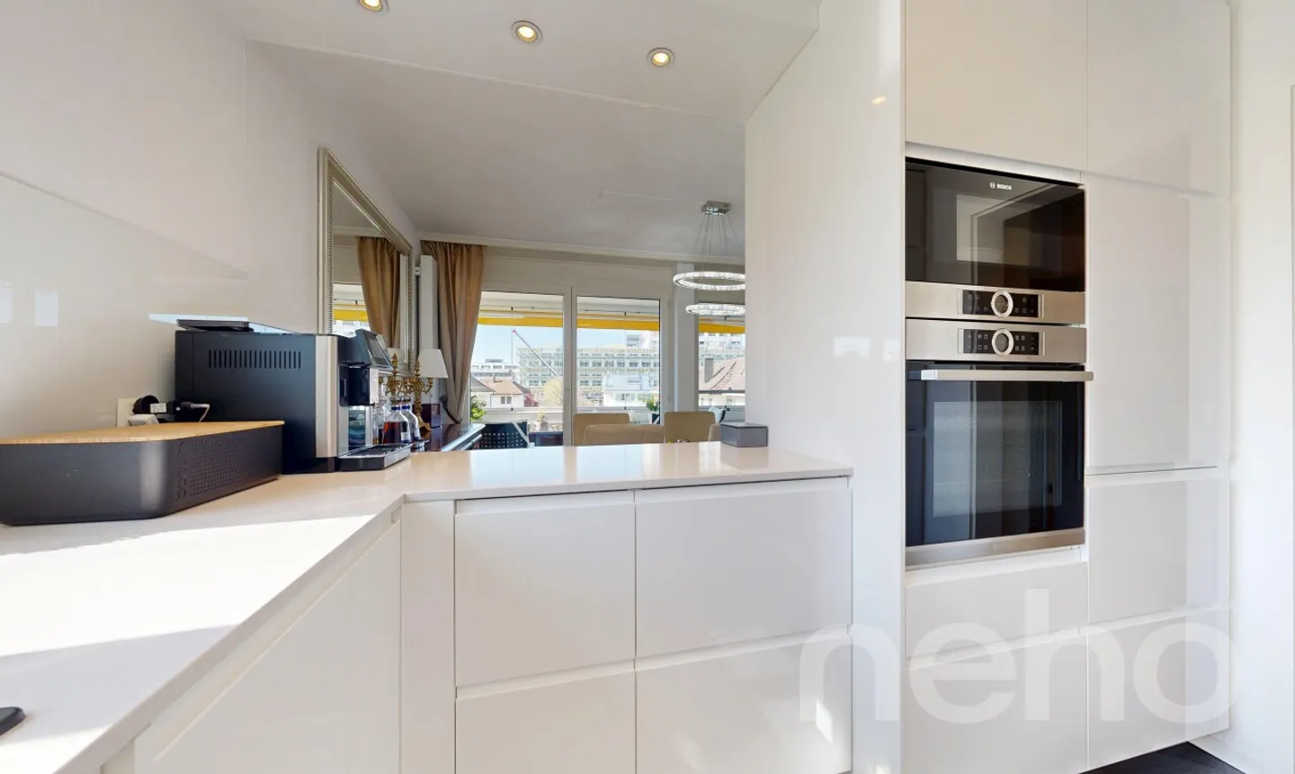 Vie centrale avec équipements modernes et loggia - Photo 8 sur 13