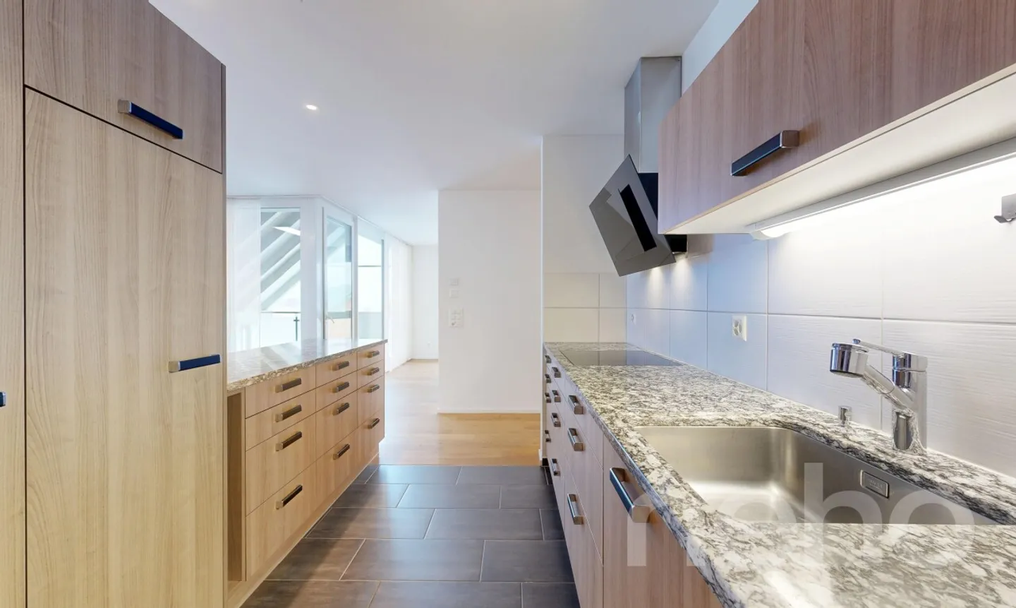 Attico luminoso di 4,5 stanze a Weiningen - Foto 3 di 11