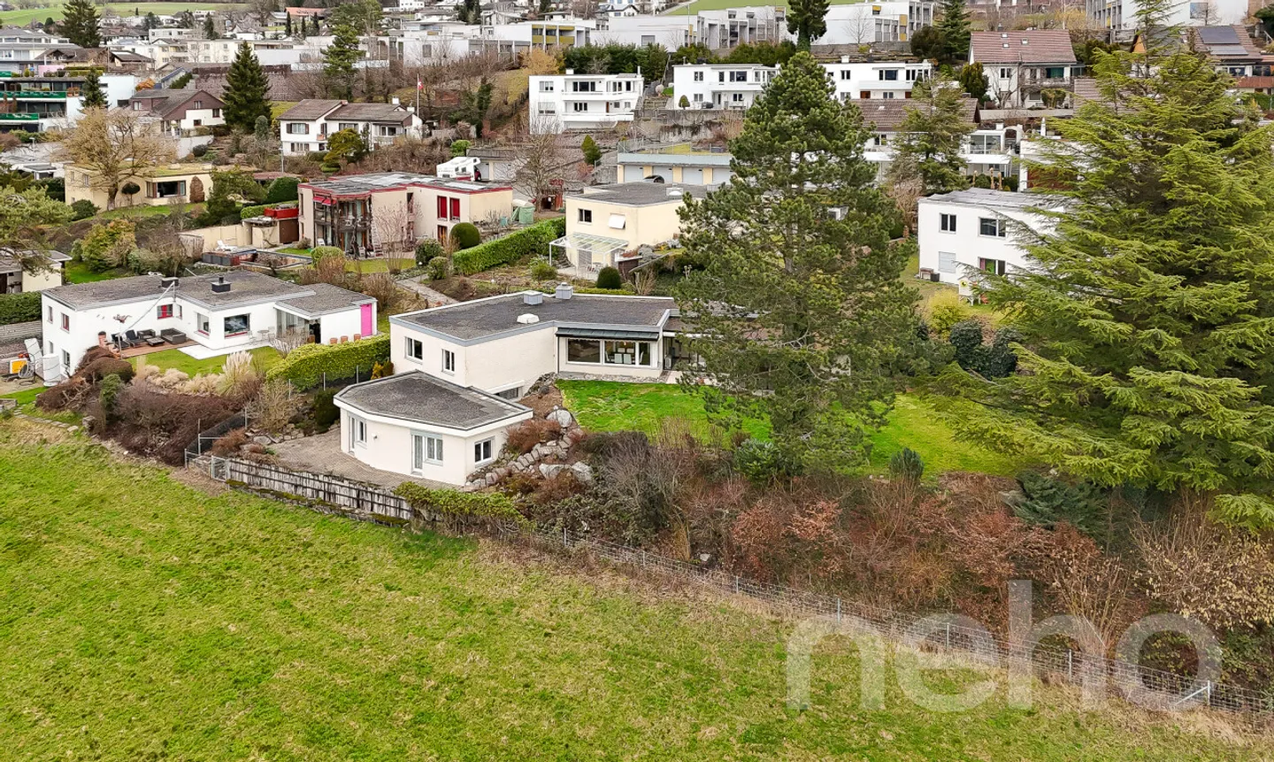 Vivere spazioso in una posizione con vista libera - Foto 1 di 11