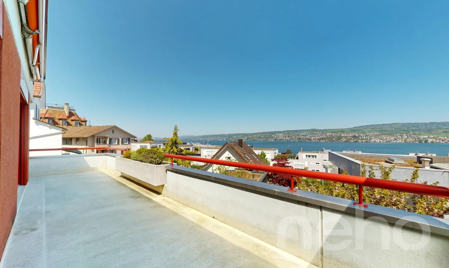 Vue panoramique sur le lac avec grande terrasse - Photo 3 sur 11