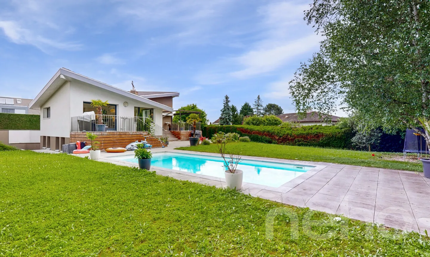 Spacious villa with magnificent volumes, large garden and swimming pool - Photo 7 of 13