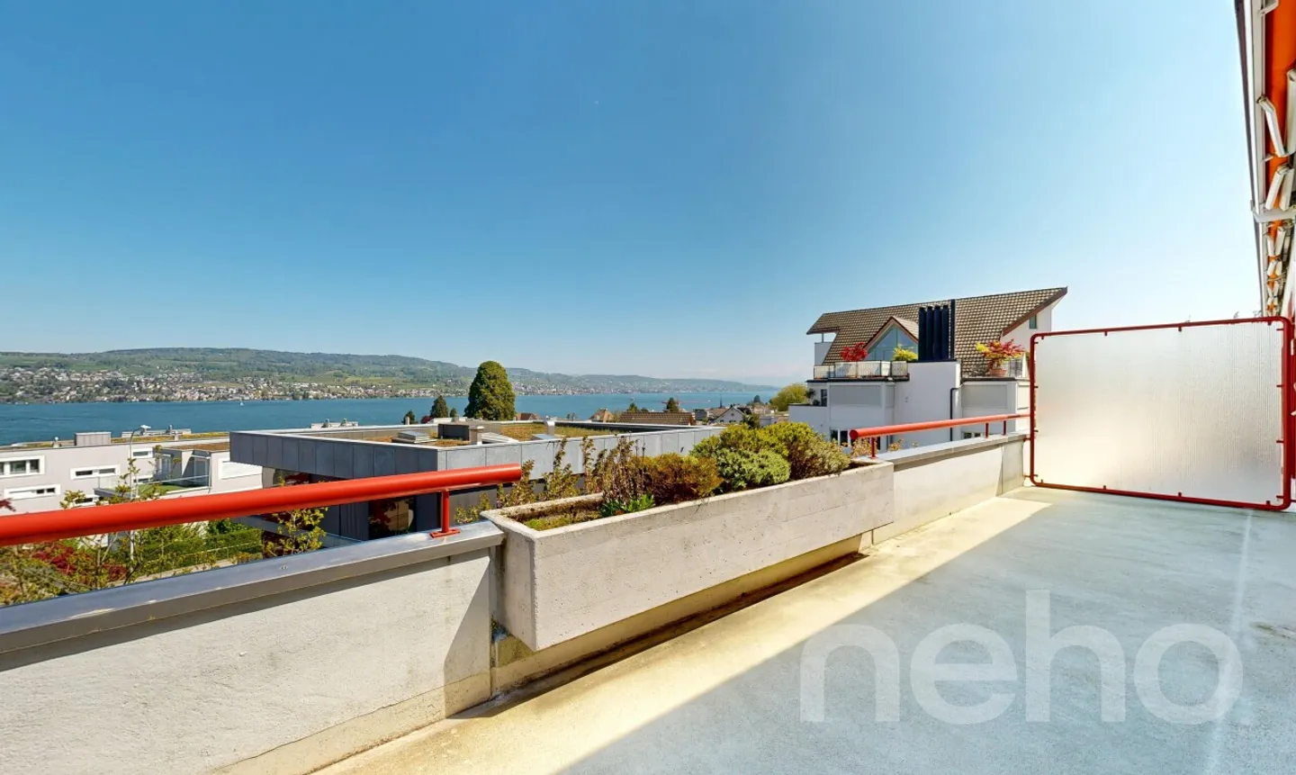 Vue panoramique sur le lac avec grande terrasse - Photo 4 sur 11