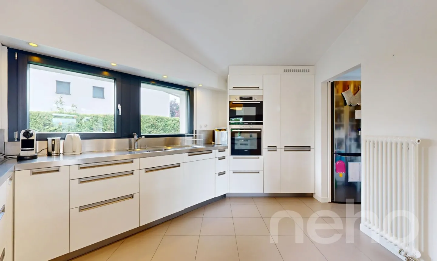 Spacious villa with magnificent volumes, large garden and swimming pool - Photo 10 of 13