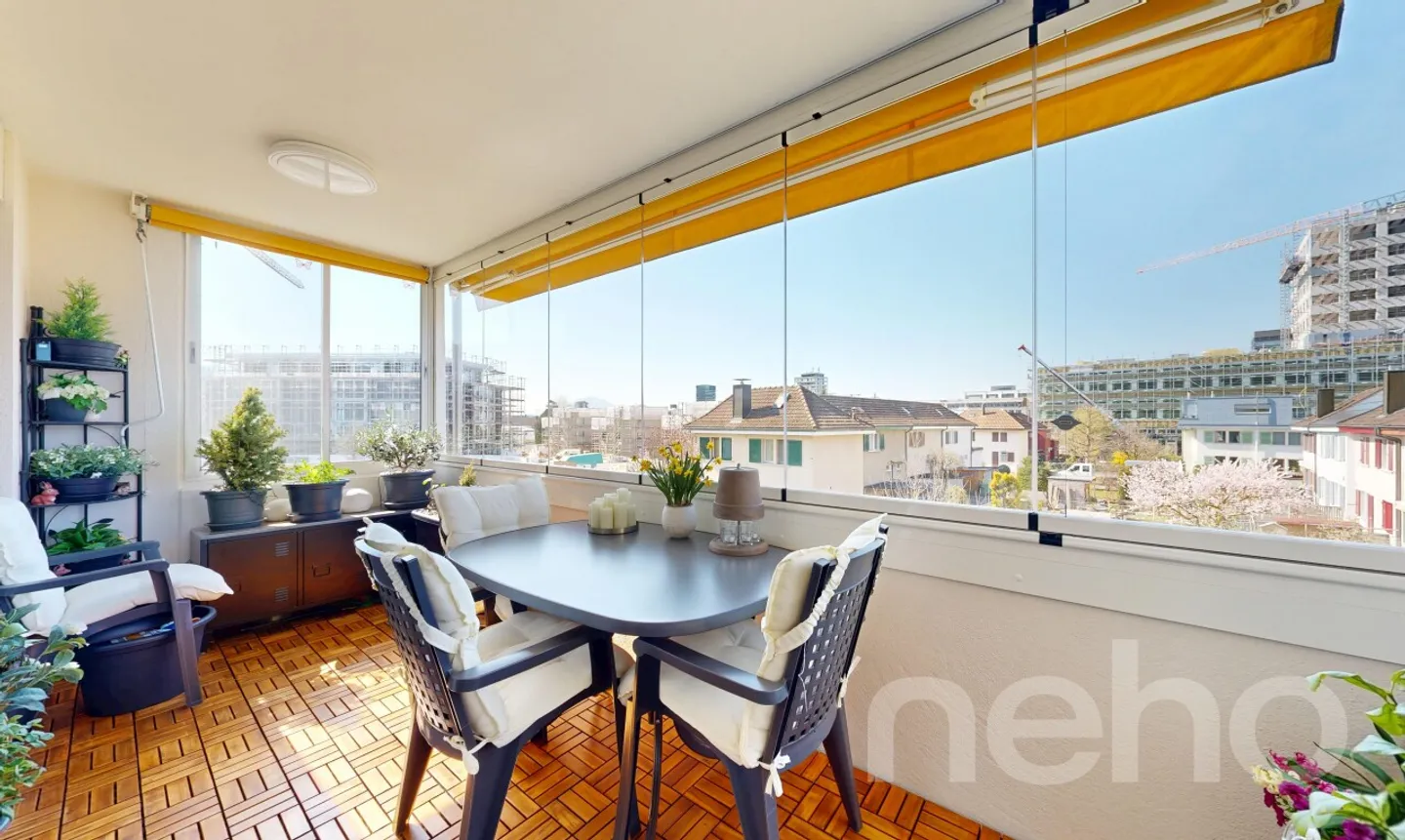 Vie centrale avec équipements modernes et loggia - Photo 1 sur 13