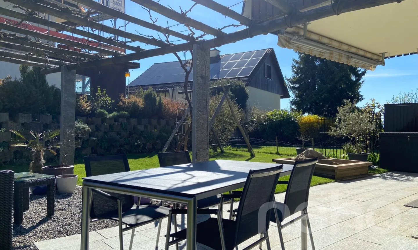 Maison jumelée modernisée avec système photovoltaïque, pompe à chaleur et pergola - Photo 3 sur 11