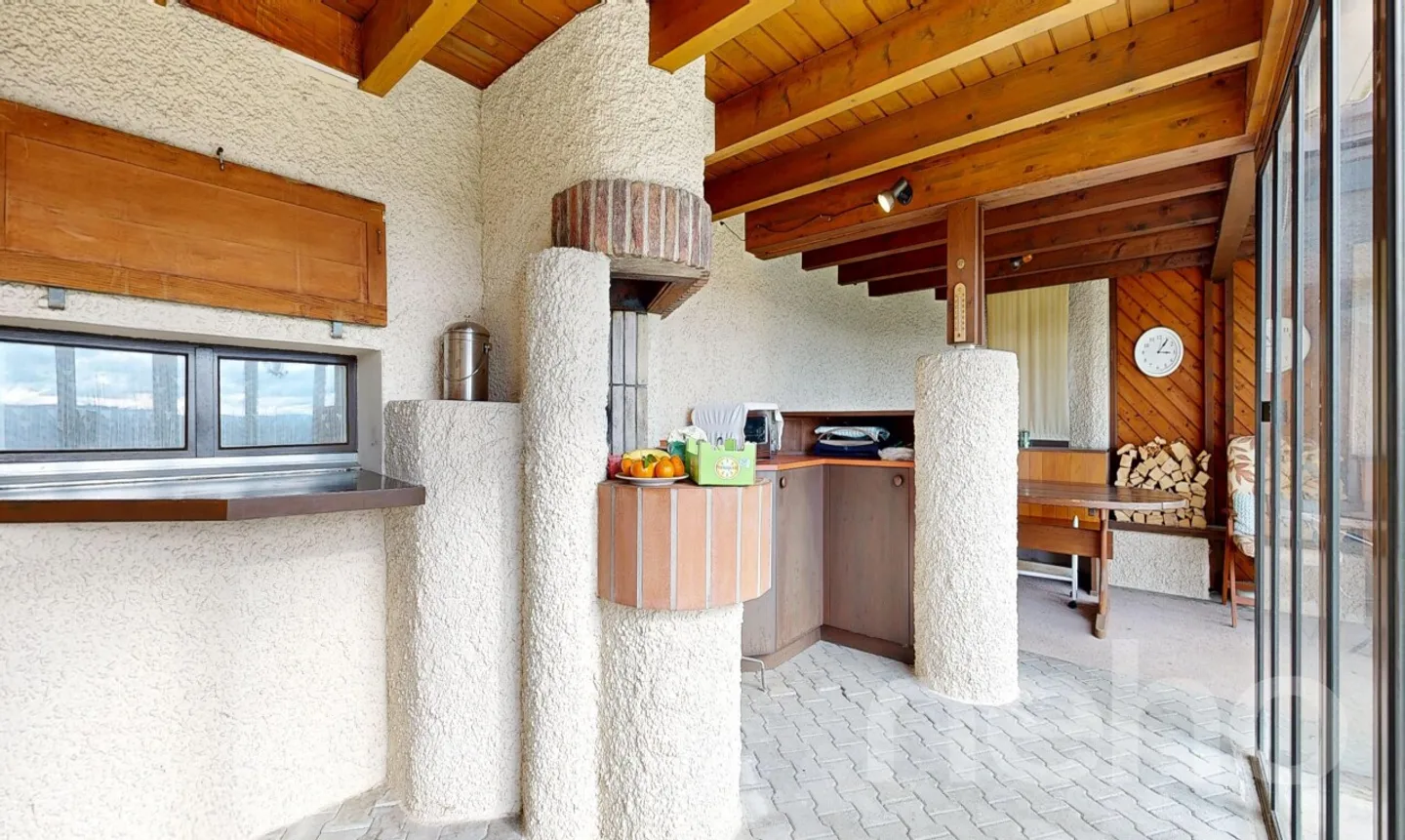 Vivere spazioso in una posizione con vista libera - Foto 4 di 11