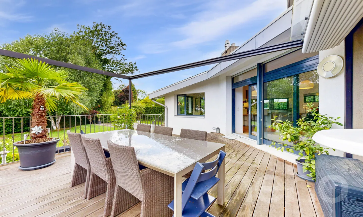 Spacious villa with magnificent volumes, large garden and swimming pool - Photo 5 of 13