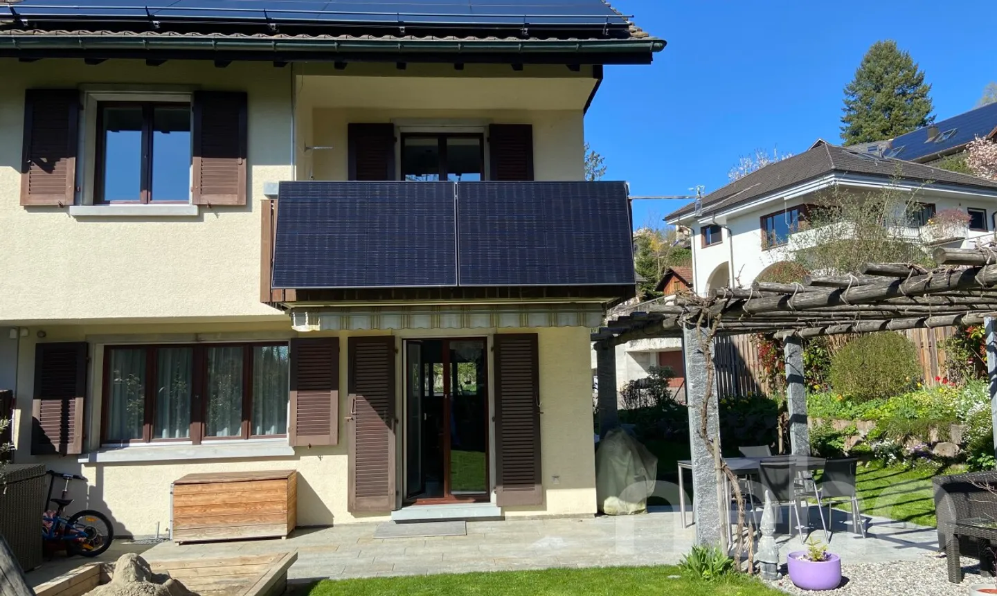 Maison jumelée modernisée avec système photovoltaïque, pompe à chaleur et pergola - Photo 2 sur 11
