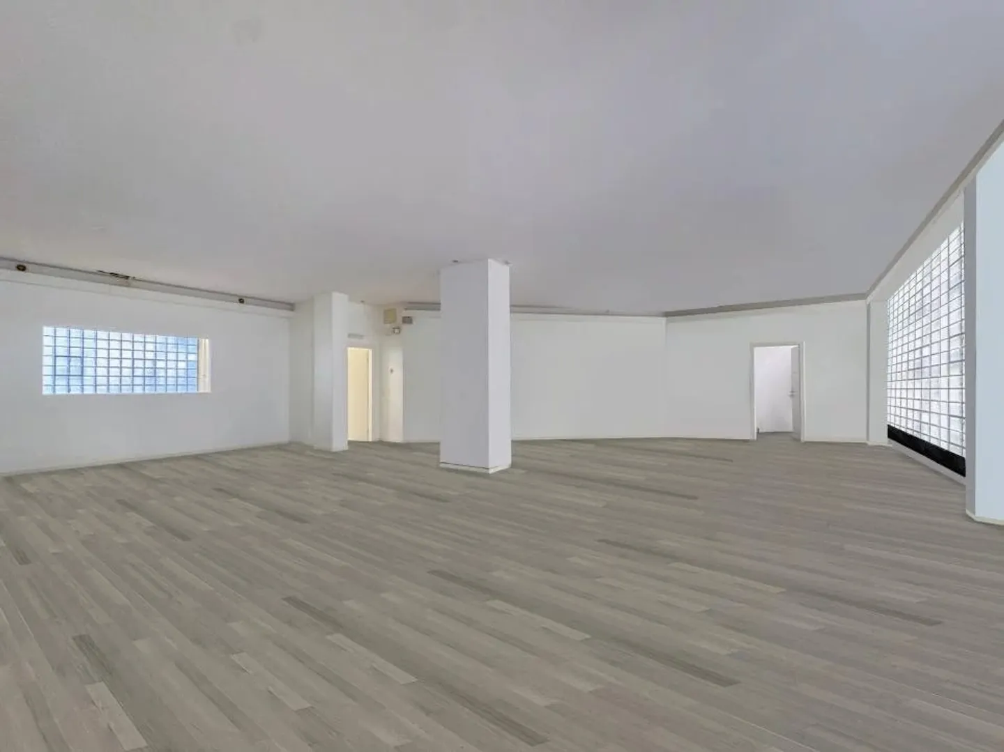 Spacious arcade – ideal for sports or wellness activities - Photo 2 of 13