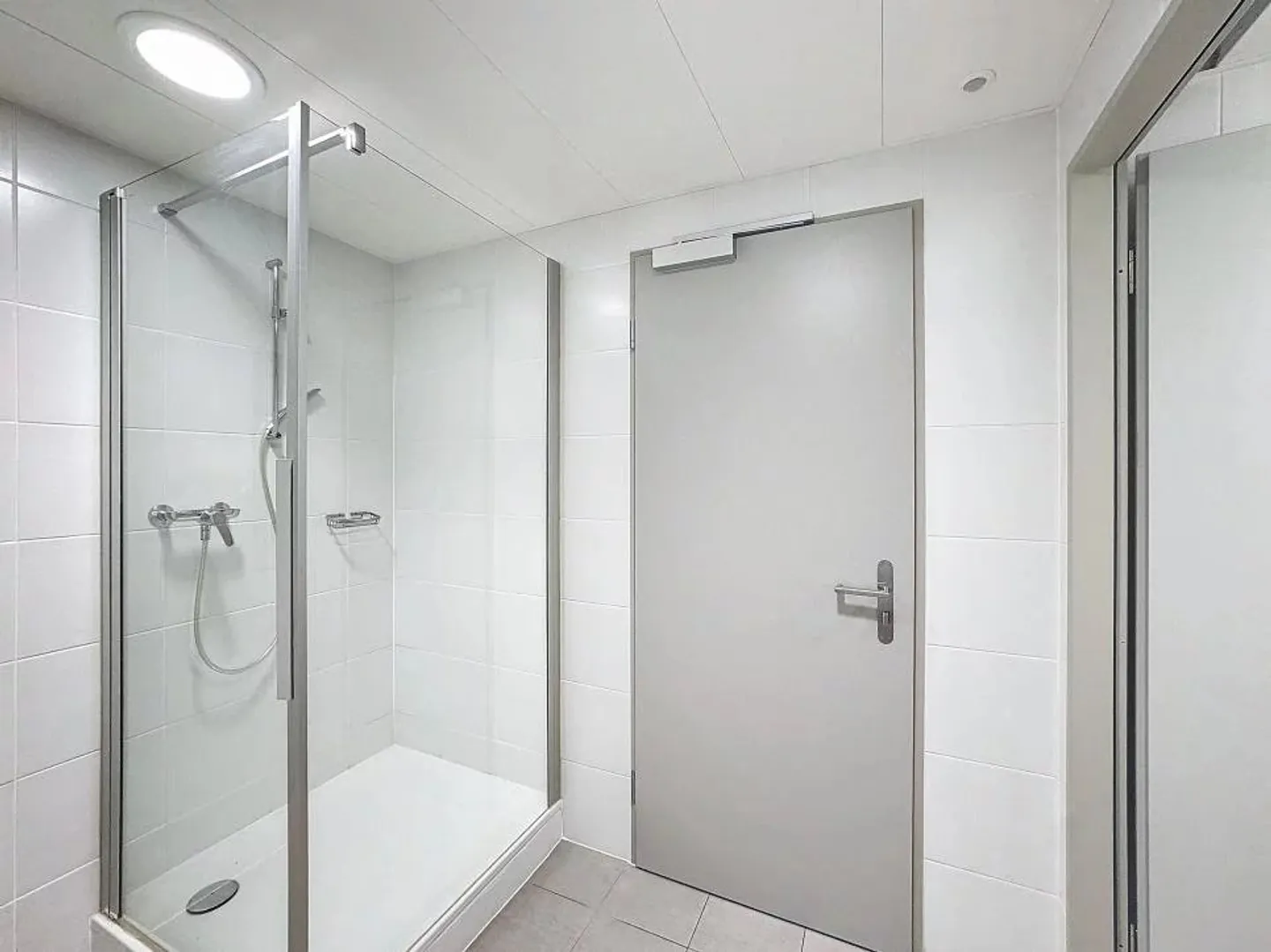 Spacious offices for rent, strategic location close to the airport. - Foto 9 von 13