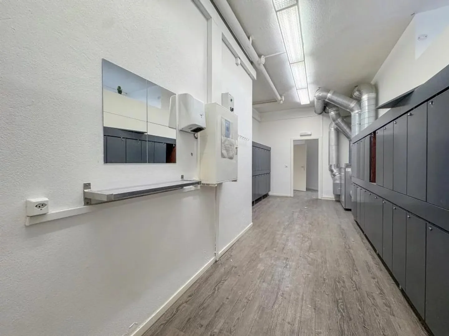 Spacious arcade – ideal for sports or wellness activities - Photo 6 of 13