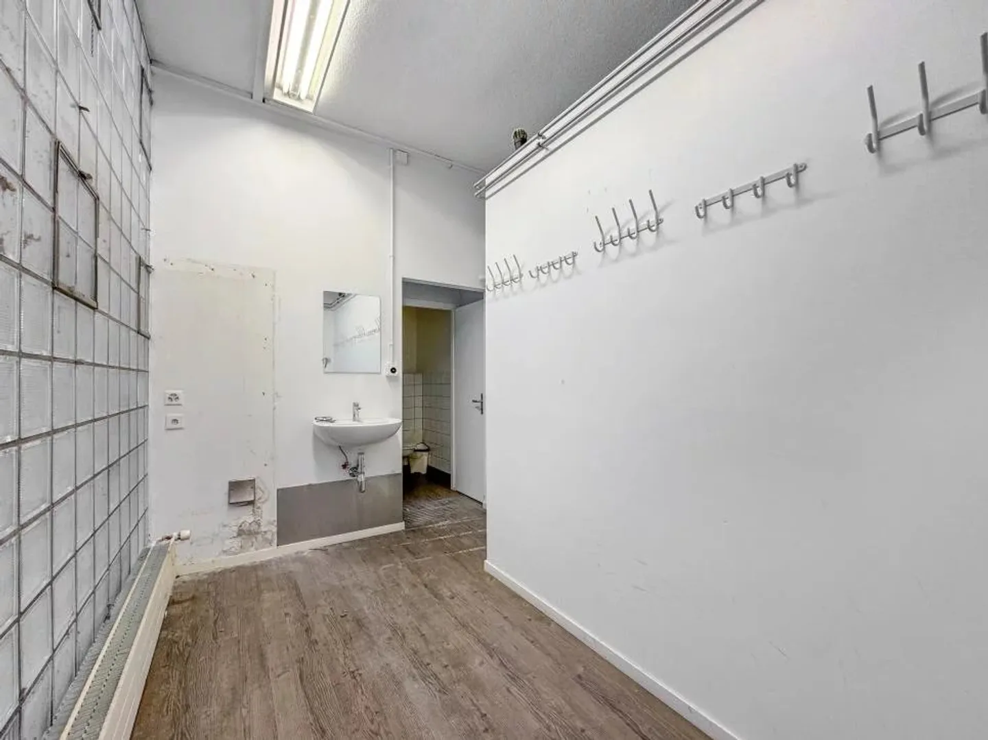 Spacious arcade – ideal for sports or wellness activities - Photo 5 of 13