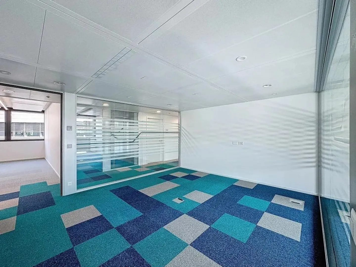 Spacious offices just minutes from the airport - Foto 5 von 9