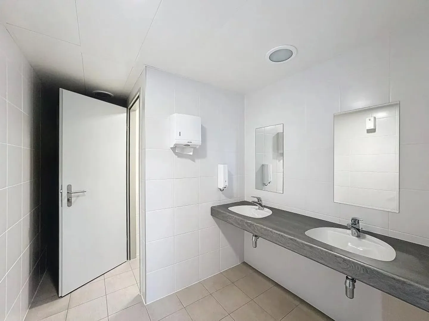 Spacious offices for rent, strategic location close to the airport. - Foto 8 von 13