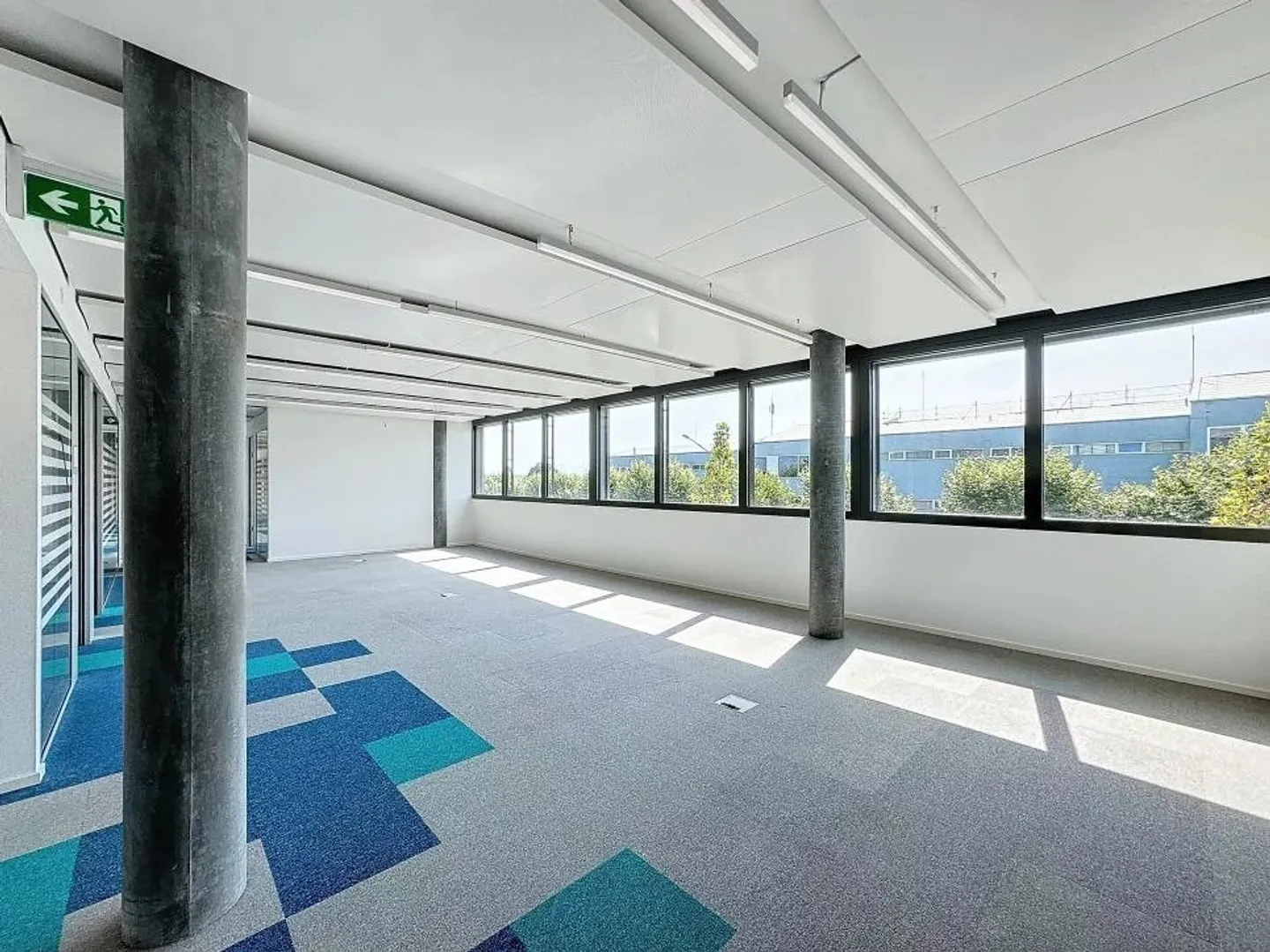 Spacious offices for rent, strategic location close to the airport. - Foto 10 von 13