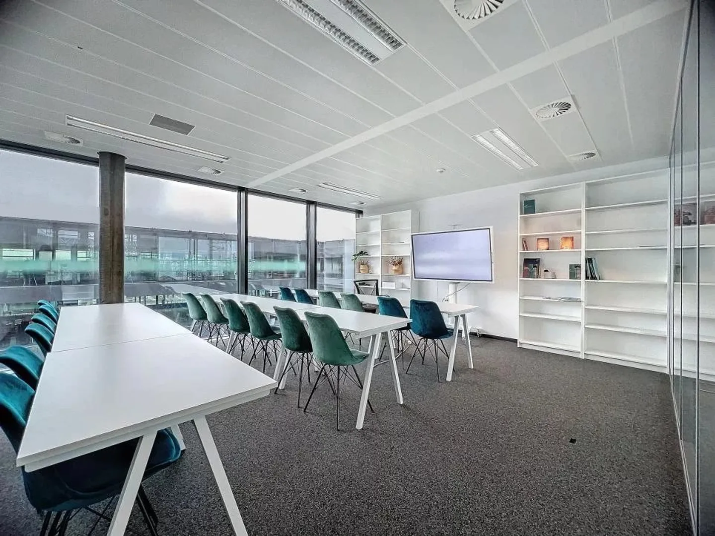 Magnifique espace de travail en attique de 570m2 au cœur de Lignon - Photo 2 sur 10