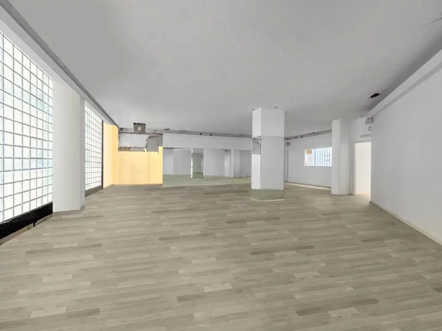 Spacious arcade – ideal for sports or wellness activities - Photo 1 of 13