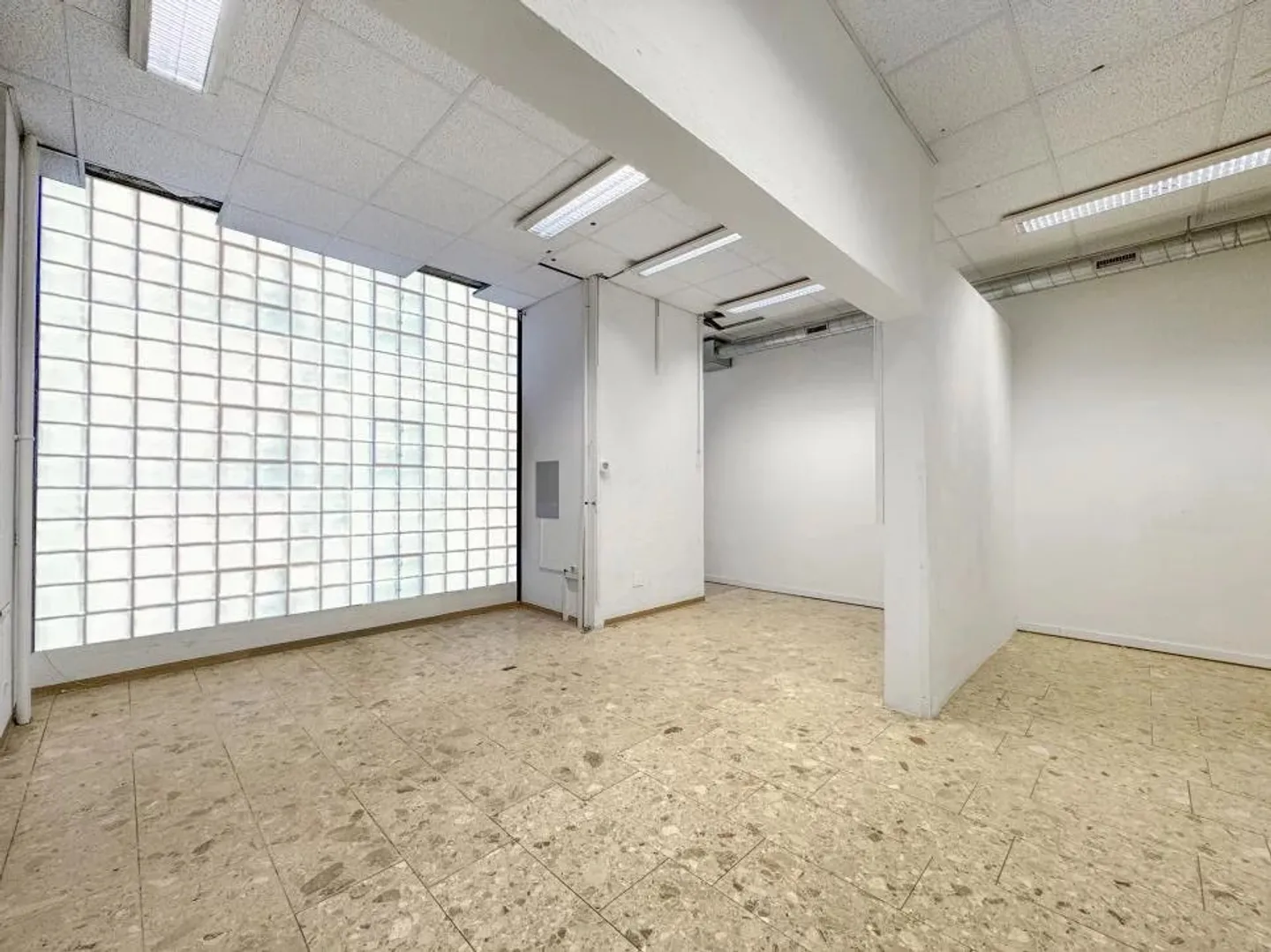 Spacious arcade – ideal for sports or wellness activities - Photo 8 of 13