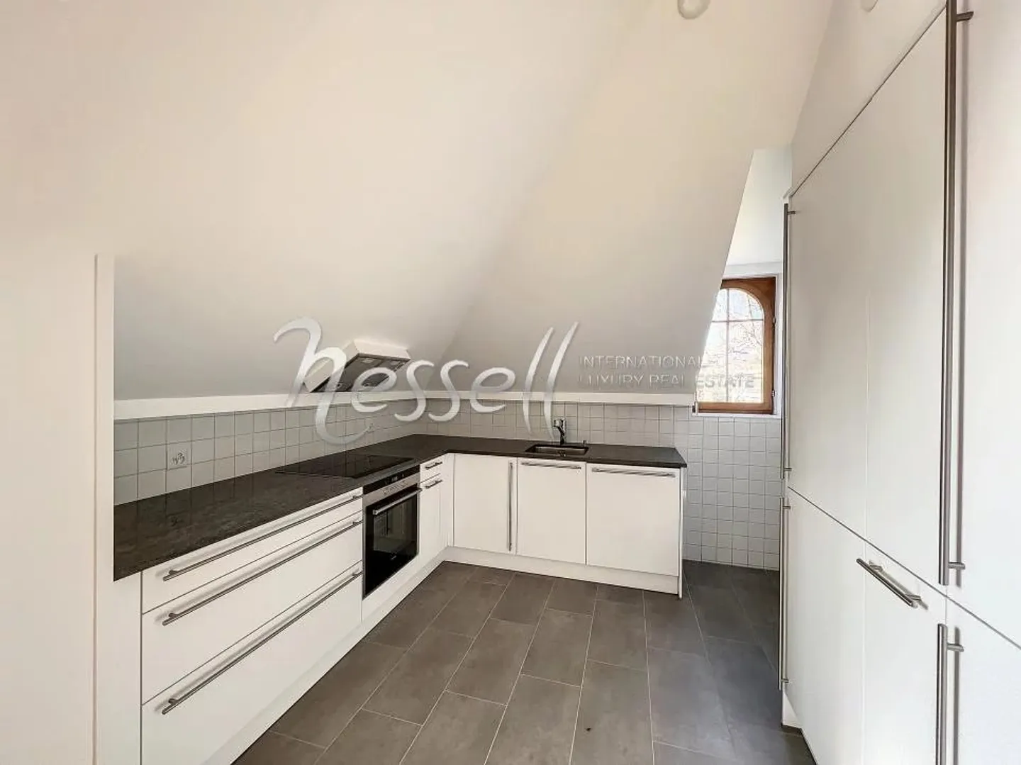 Charming apartment in a magnificent mansion - Photo 2 of 9