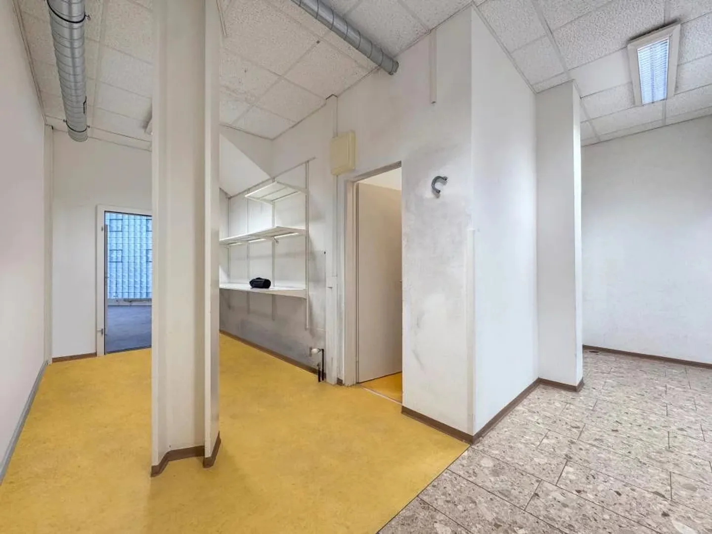 Spacious arcade – ideal for sports or wellness activities - Photo 9 of 13