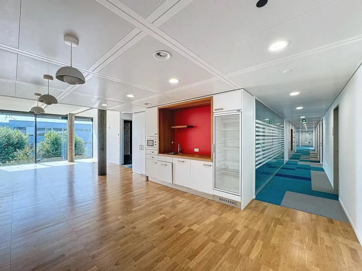 Spacious offices for rent, strategic location close to the airport. - Photo 4 of 9