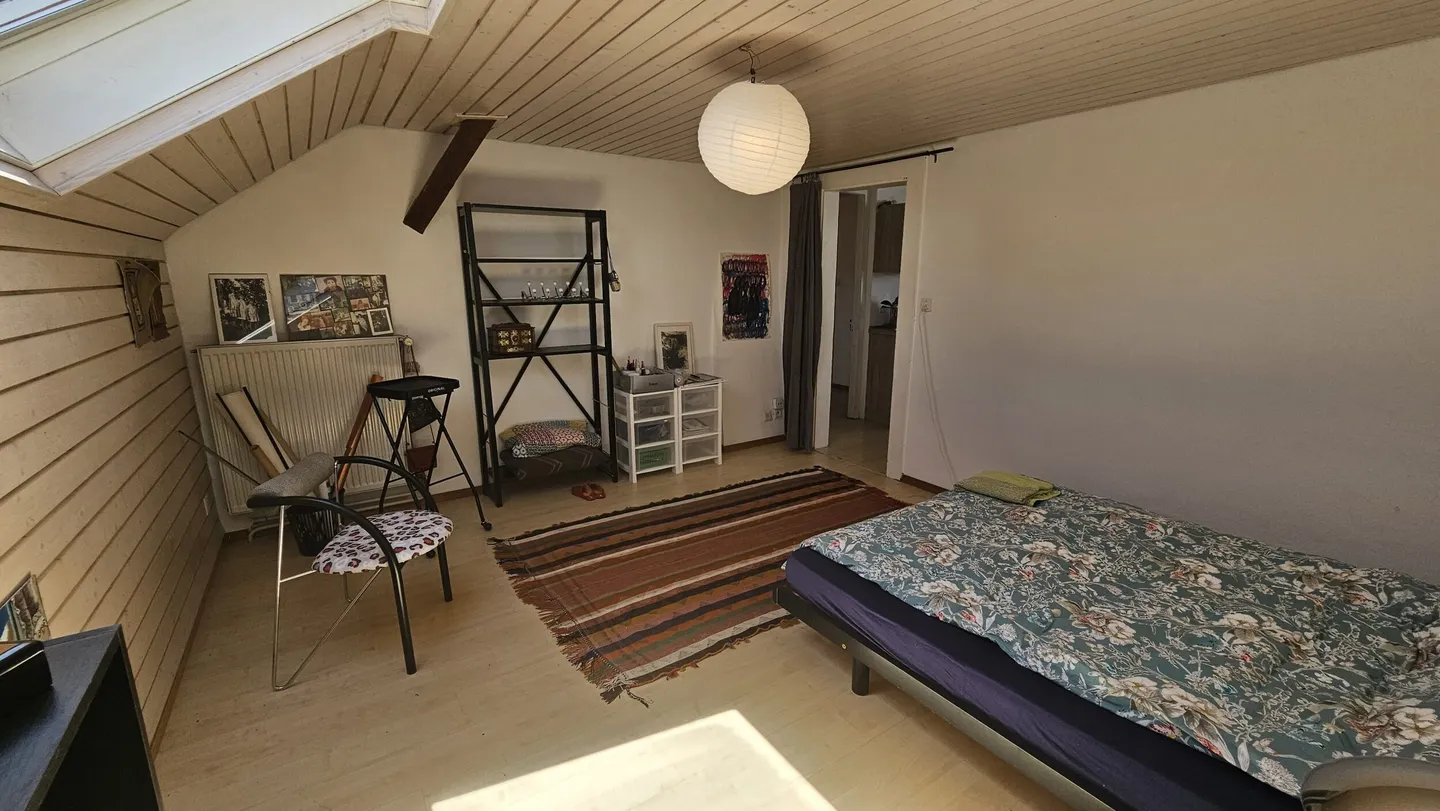 Zu vermieten in Delémont eine gemütliche 3,5-Zimmer-Wohnung unter dem Dach - Foto 4 von 9