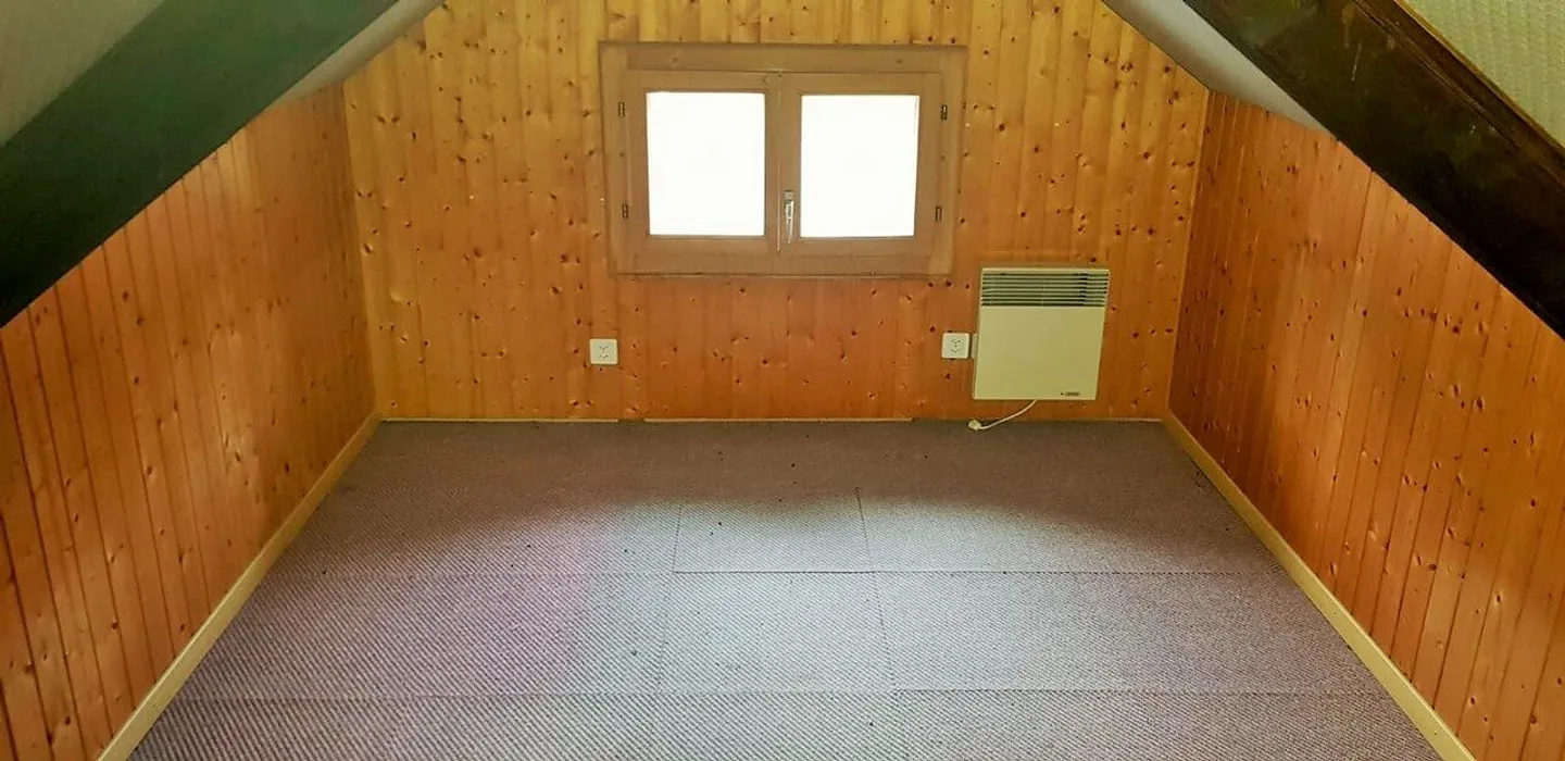 Room/storage space in the attic for rent in Malleray - Photo 2 of 4